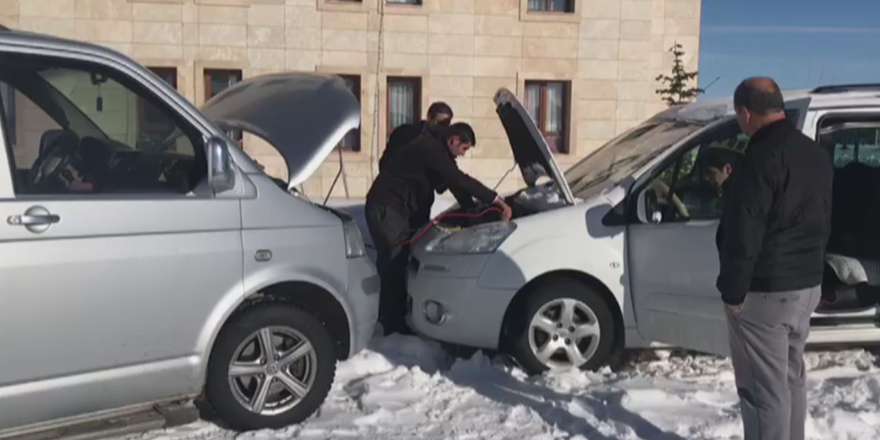 Kars'ta araçların mazot depoları dondu