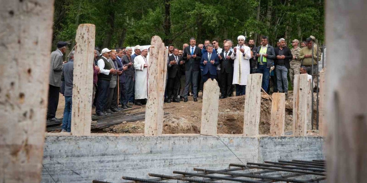 Vali Çelik, Yeşilova Camisi’nin temelini attı