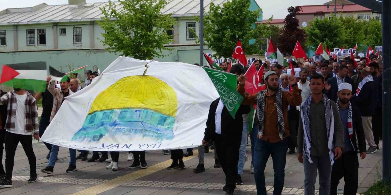 Van YYÜ’de akademisyen ve öğrencilerden Filistin için ‘sessiz’ yürüyüş