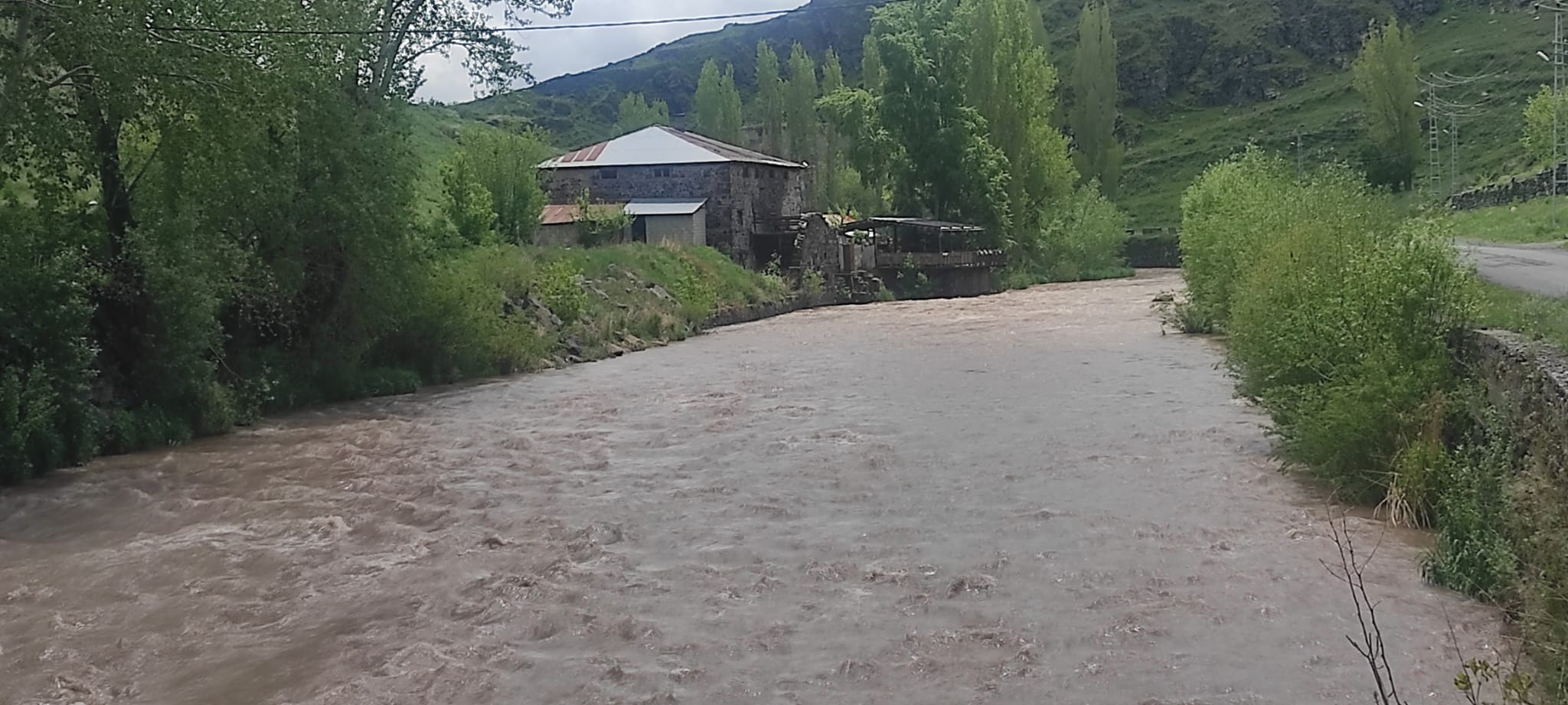 Kars Çayı, yağmur ve karın erimesi sonucu taştı