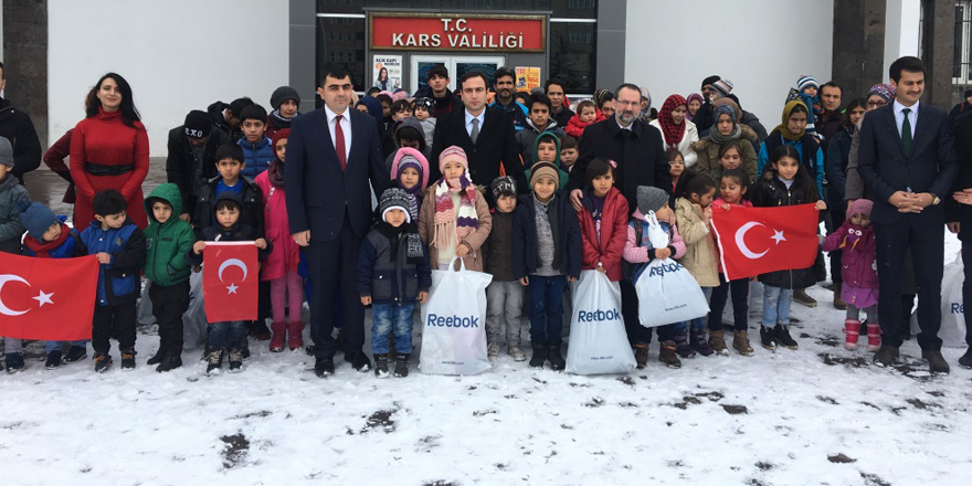 Kars’ta göçmen çocuklara kışlık yardım yapıldı
