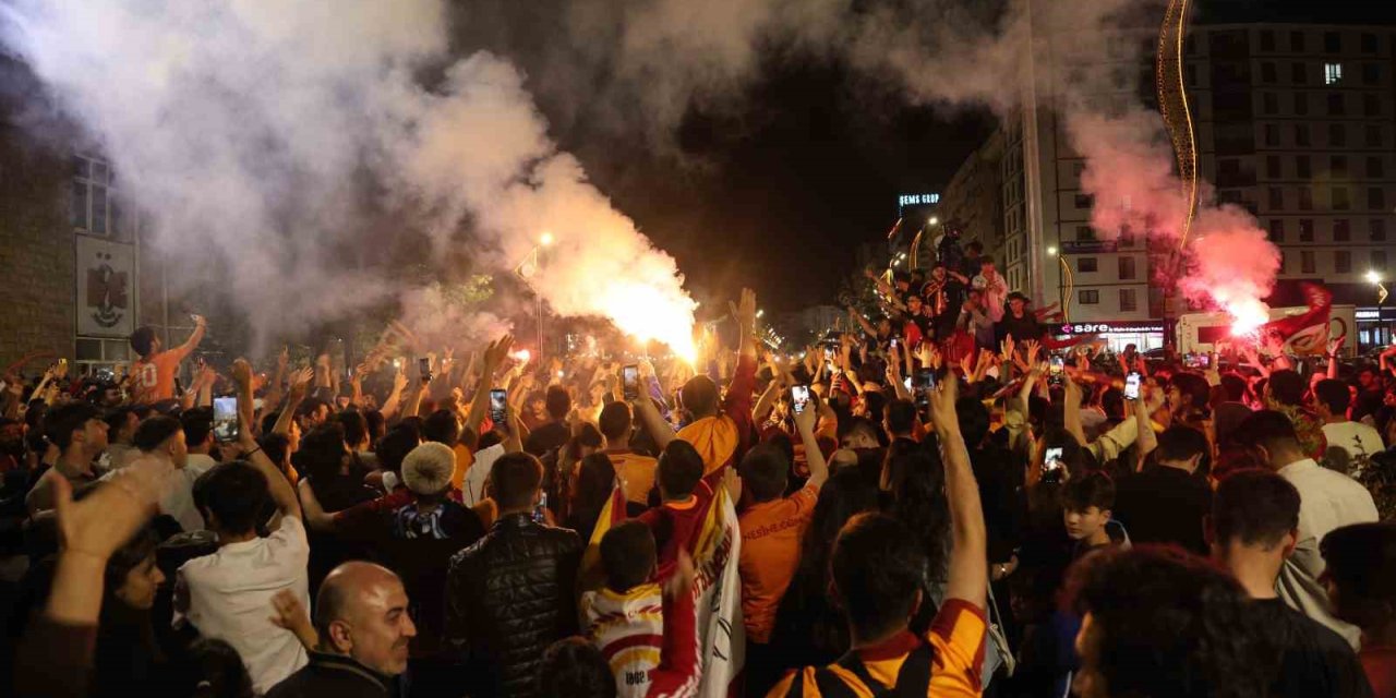 Elazığ’da Galatasaray taraftarlarının şampiyonluk coşkusu