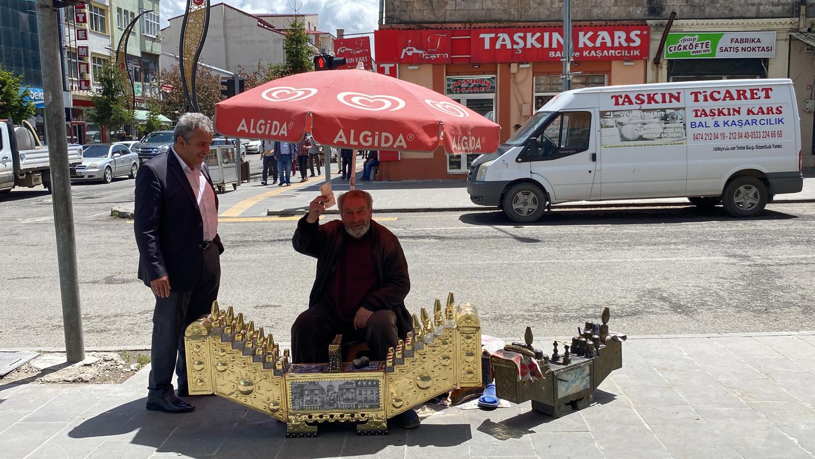 40 yıllık ayakkabı boyacısına hemşehrilerinden jest