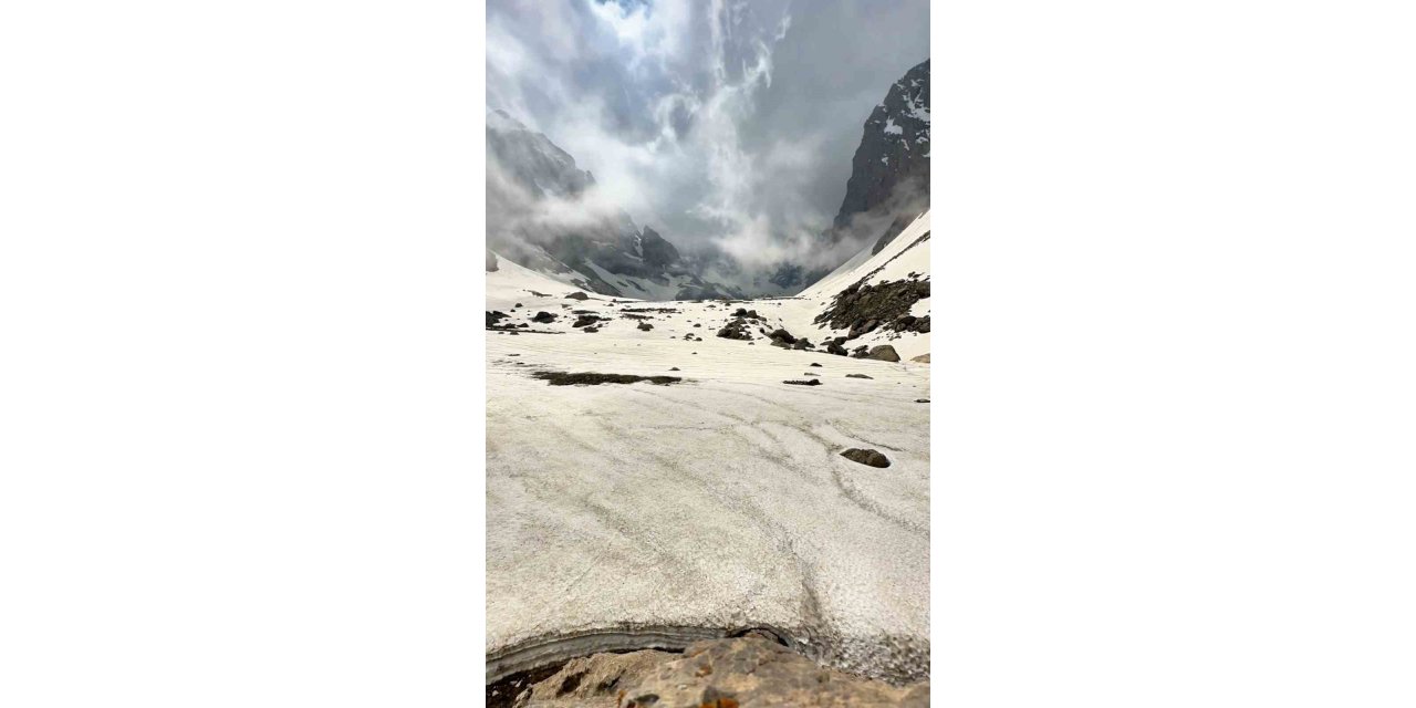 Saatlerce çektiği karlı dağların doğası mest etti: Görüntüler Alpler ve Himalayalar’ı aratmadı