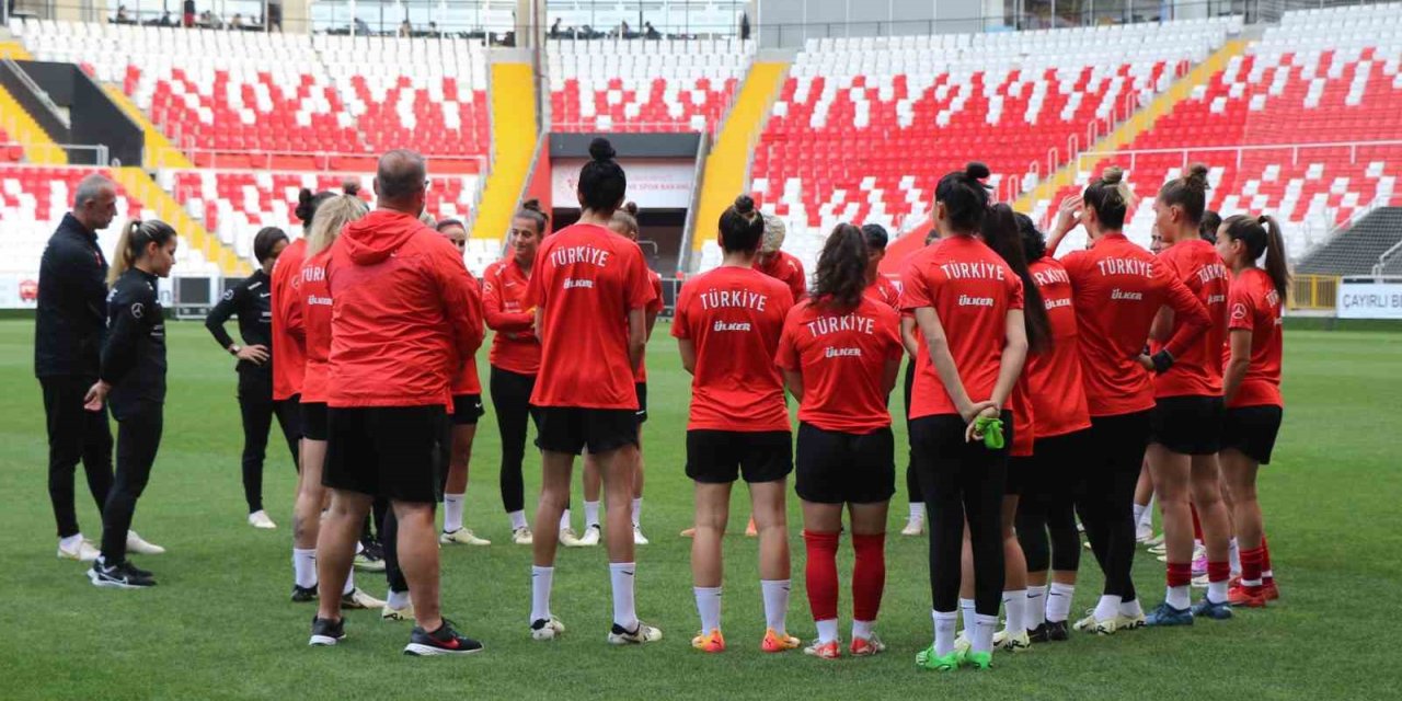 A Milli Kadın Futbol Takımı, Azerbaycan maçı hazırlıklarını tam kadro sürdürdü