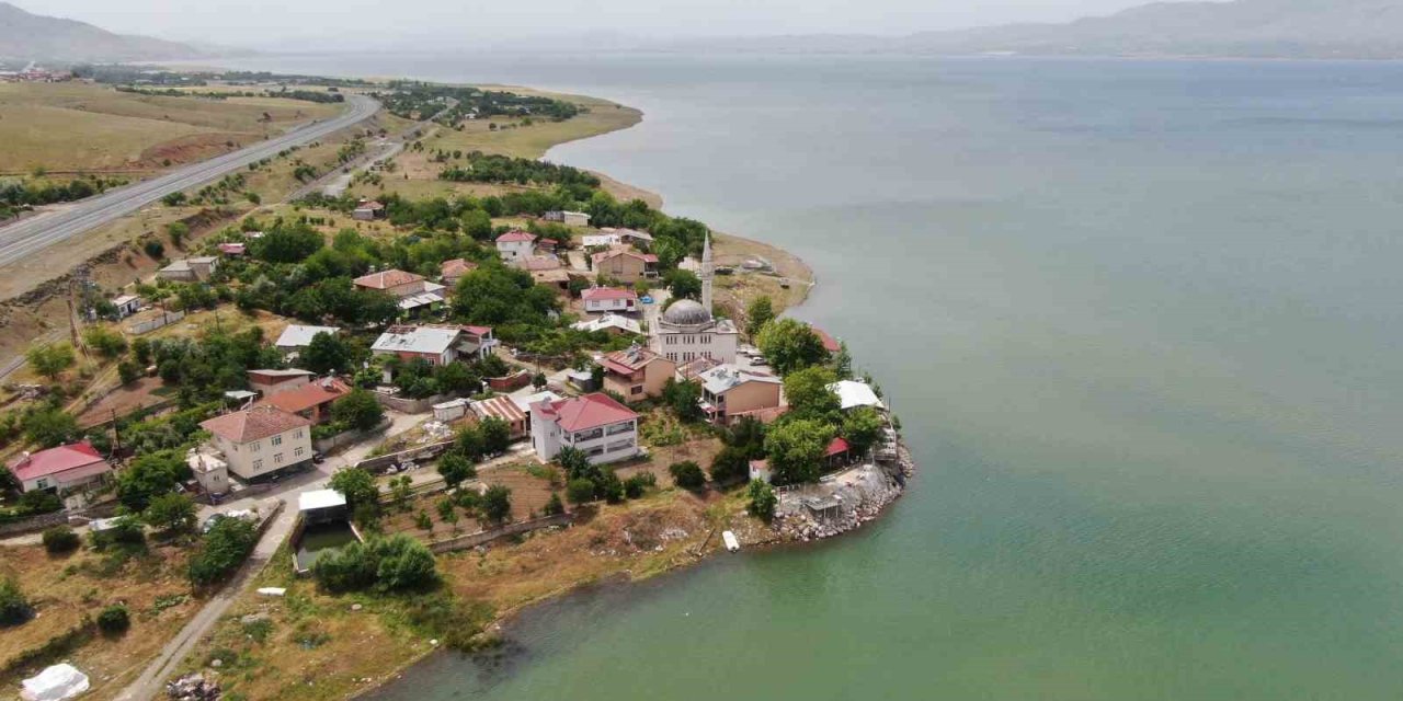 Görenlerin hayran kaldığı köy yağışlarla eski güzelliğine kavuştu