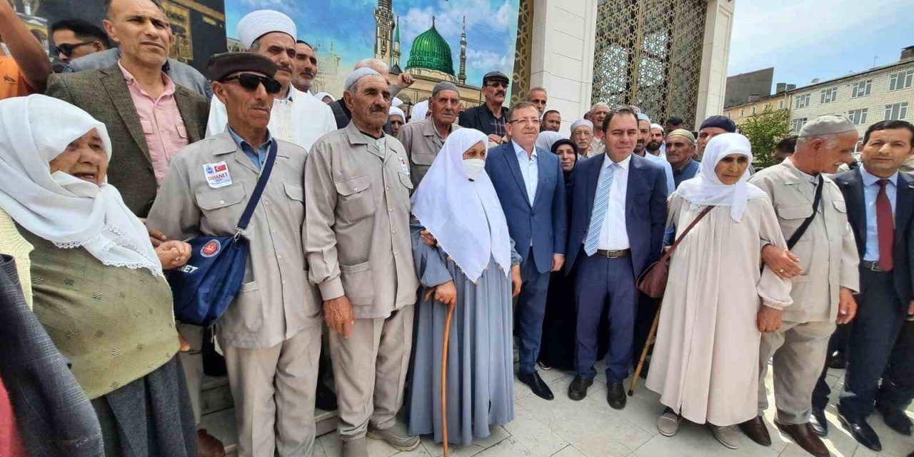 Kars’tan hacı adayları kutsal topraklara uğurlandı