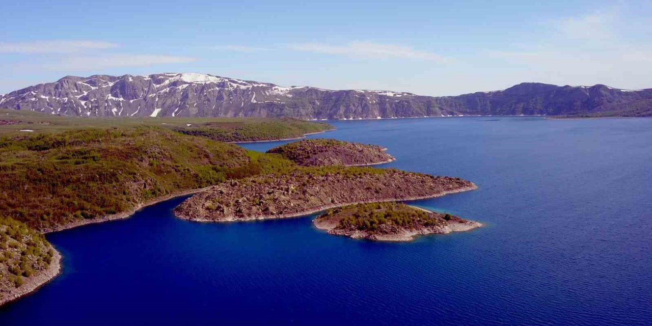 Nemrut Krater Gölü, yerli ve yabancı turistleri ağırlamaya başladı