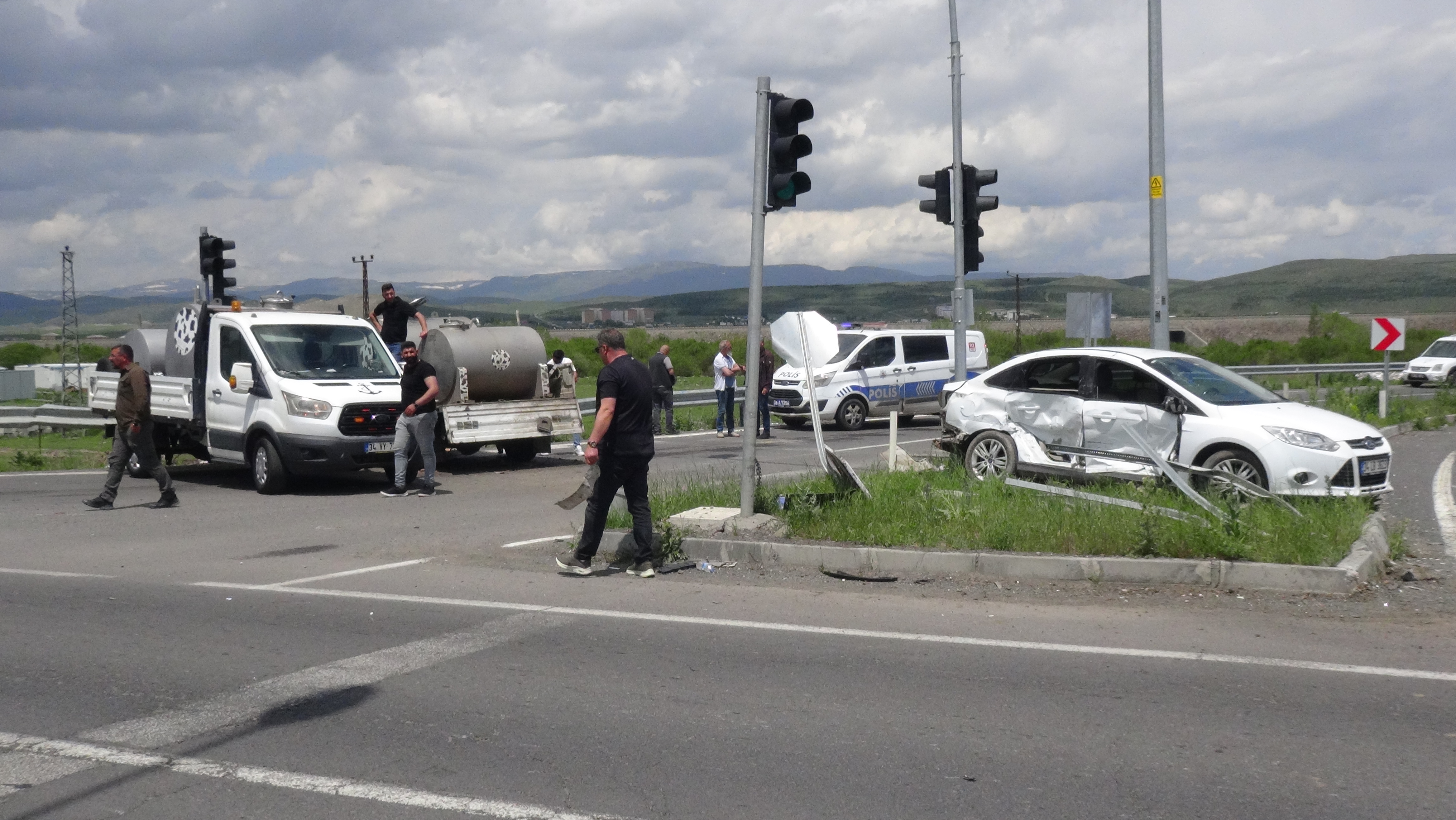Kars'ta süt kamyoneti ile otomobil çarpıştı: 4 yaralı