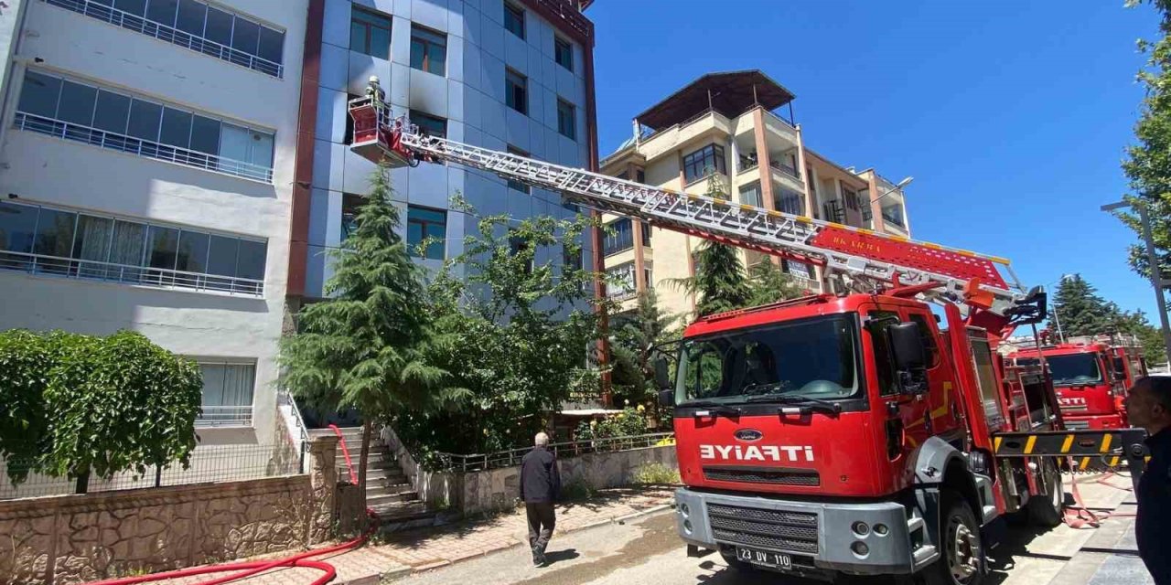 Pansiyonda yangın: Dumandan etkilenen 2 kişi kurtarıldı