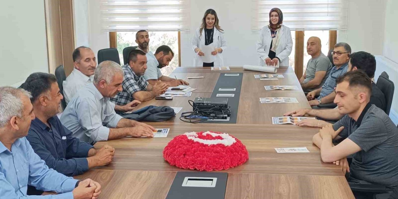 Çemişgezek’te vatandaşlar kene konusunda bilgilendiriliyor