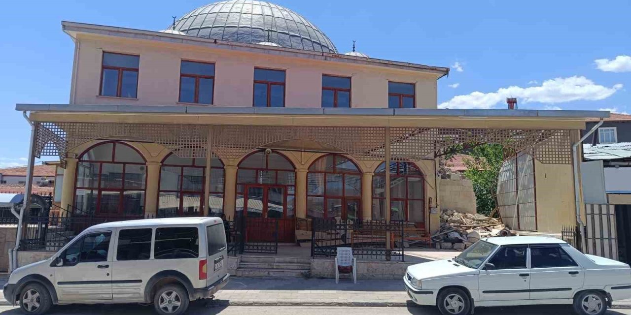 Depremde hasar alan camide restore çalışmaları başladı