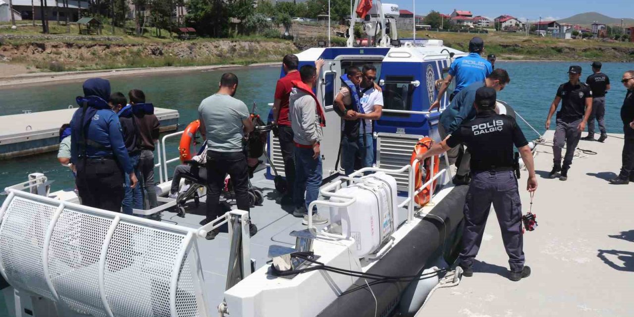 Özel öğrenciler polis botuyla Van Gölü’nü gezdi