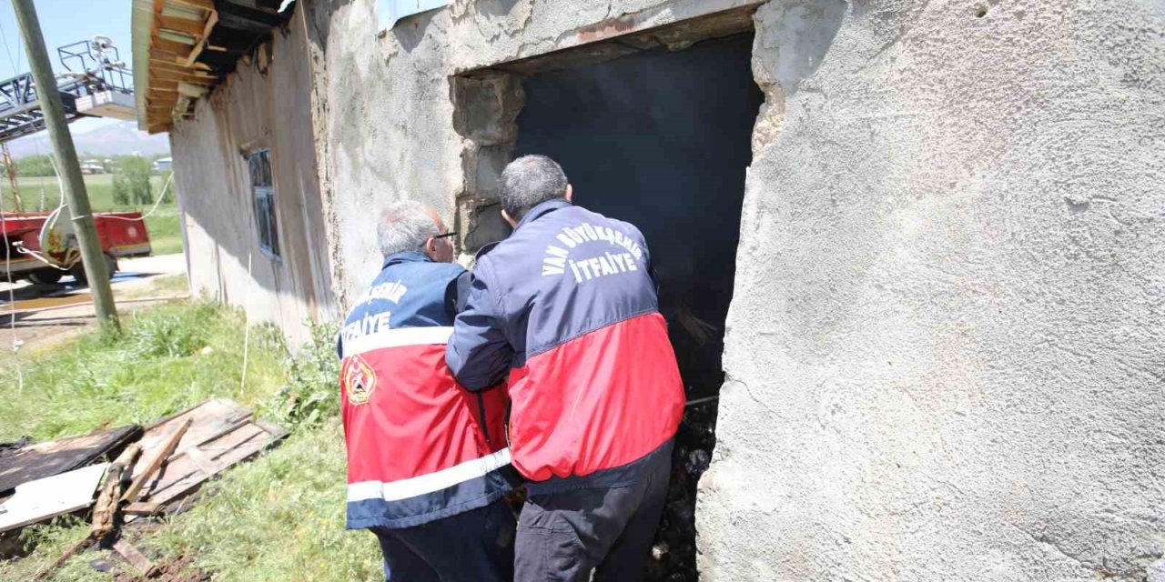 Başkale’de korkutan ev yangını