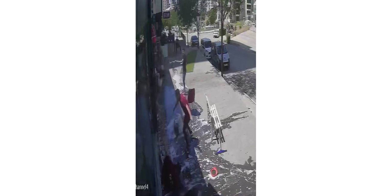 Merdivenden inmeden yer değiştirmek istedi, sırtüstü yere çakıldı