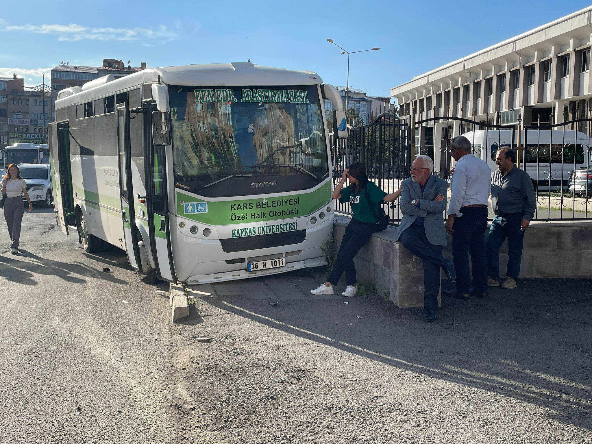 Kars’ta yolcu otobüsü kaza yaptı: 2 yaralı
