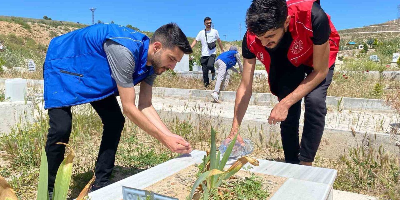 Elazığ’da gönüllü gençlerden kimsesizler mezarlığında temizlik