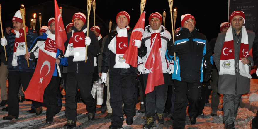 Binlerce kişi Meşalelerle Yürüyerek Sarıkamış Şehitlerini andı