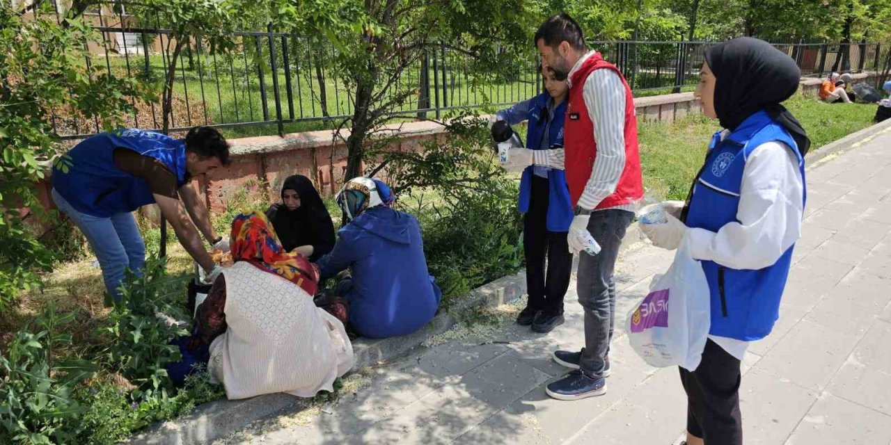 Ağrı’da YKS adaylarına kahvaltı ikramı ve kalem toplama kampanyası