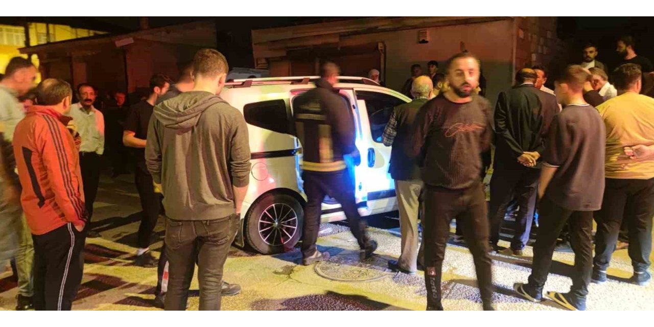 Van’da kamyonet kaldırıma çarptı: 3 yaralı