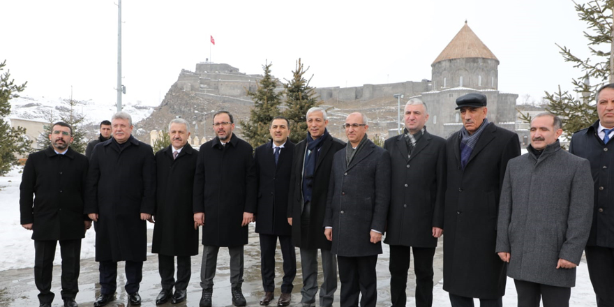 Bakan Kasapoğlu, Harakani Türbesini ziyaret etti