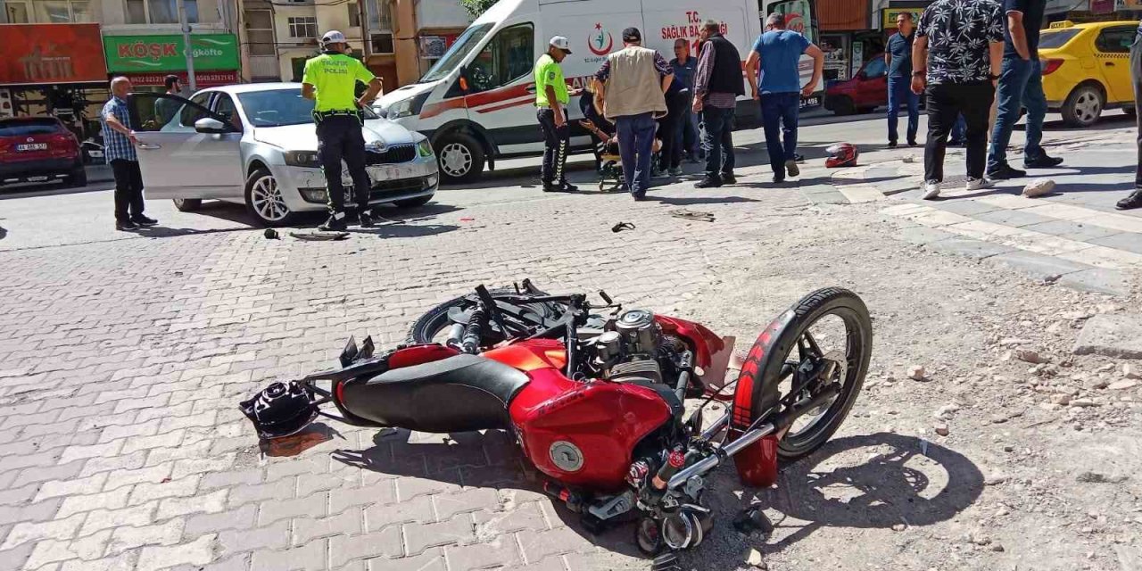 Otomobil ile çarpışan motosikletin sürücüsü yaralandı