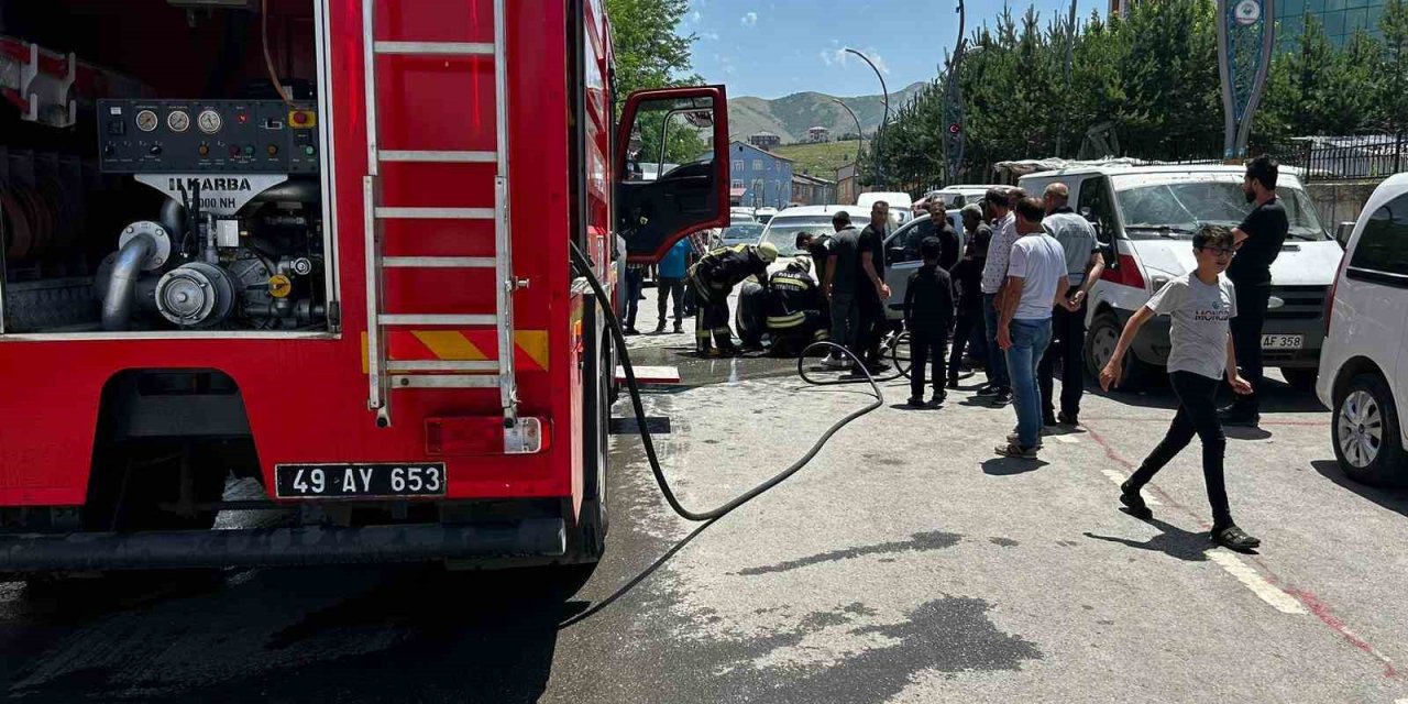 Muş’ta park halindeki araçta yangın çıktı