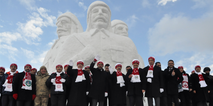 Sarıkamış’ta kardan şehit askerler heykelinin açılışı yapıldı