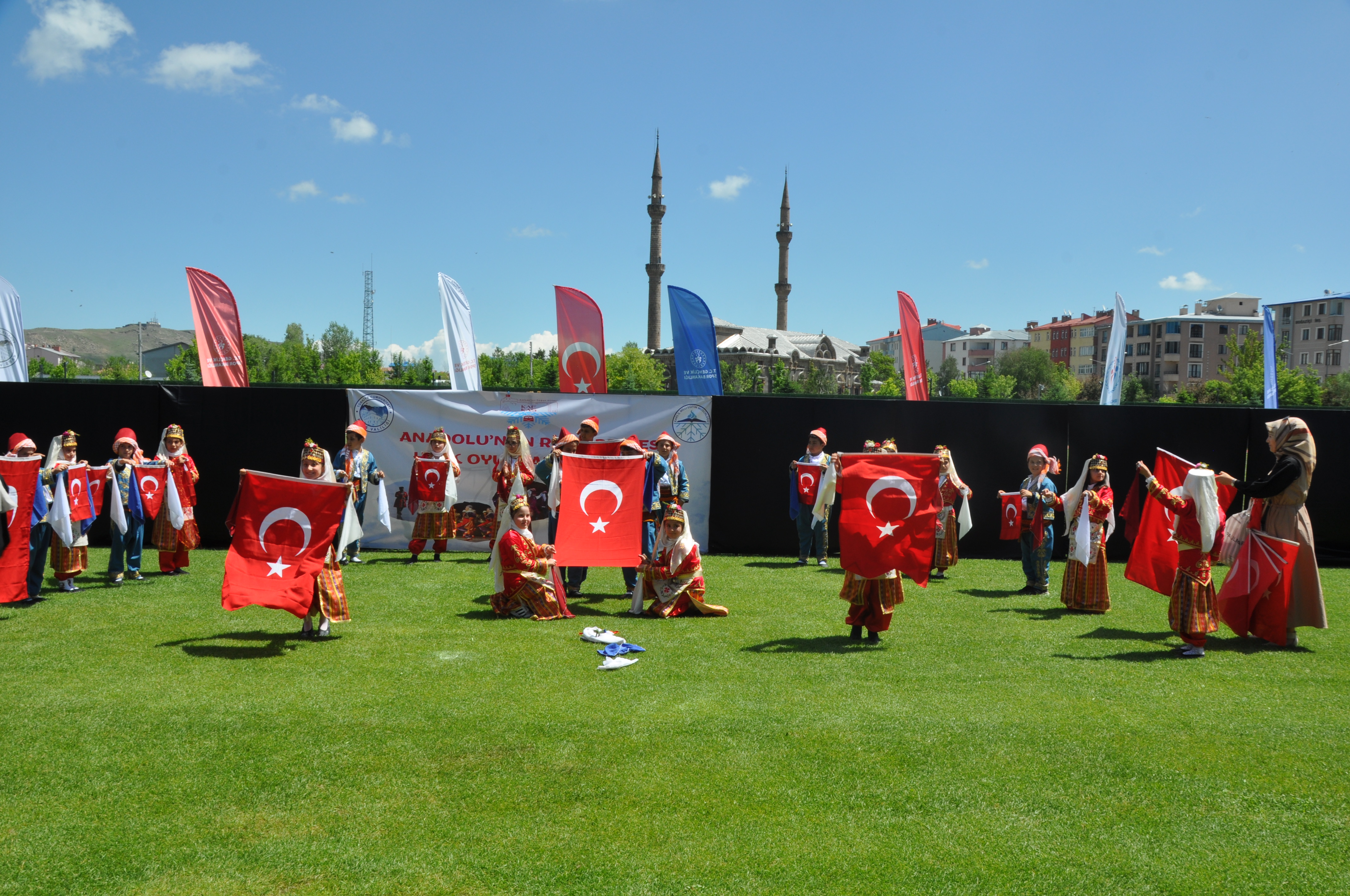 Kars’ta halk oyunları rüzgarı esti!