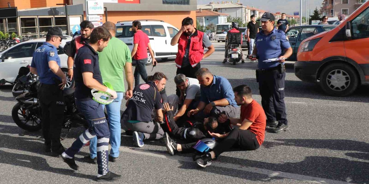 Otomobille çarpışan motosiklet sürücüsü ağır yaralandı