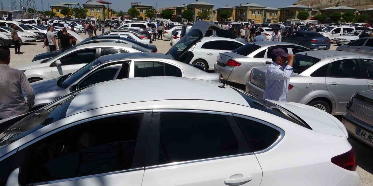 Van’da Kurban Bayramı arefesinde açık oto pazarında yoğunluk