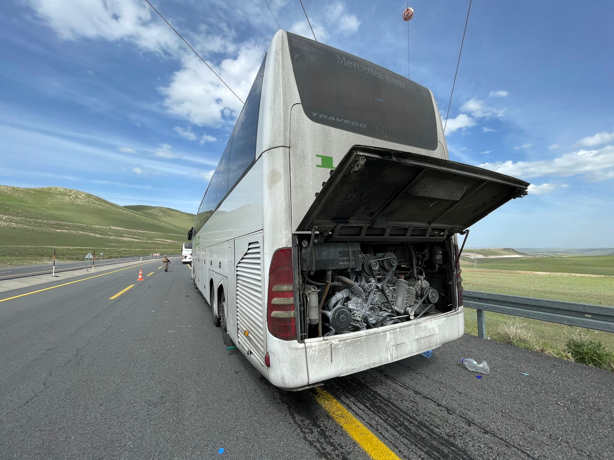 Kars'ta hareket halindeki yolcu otobüsü alev aldı