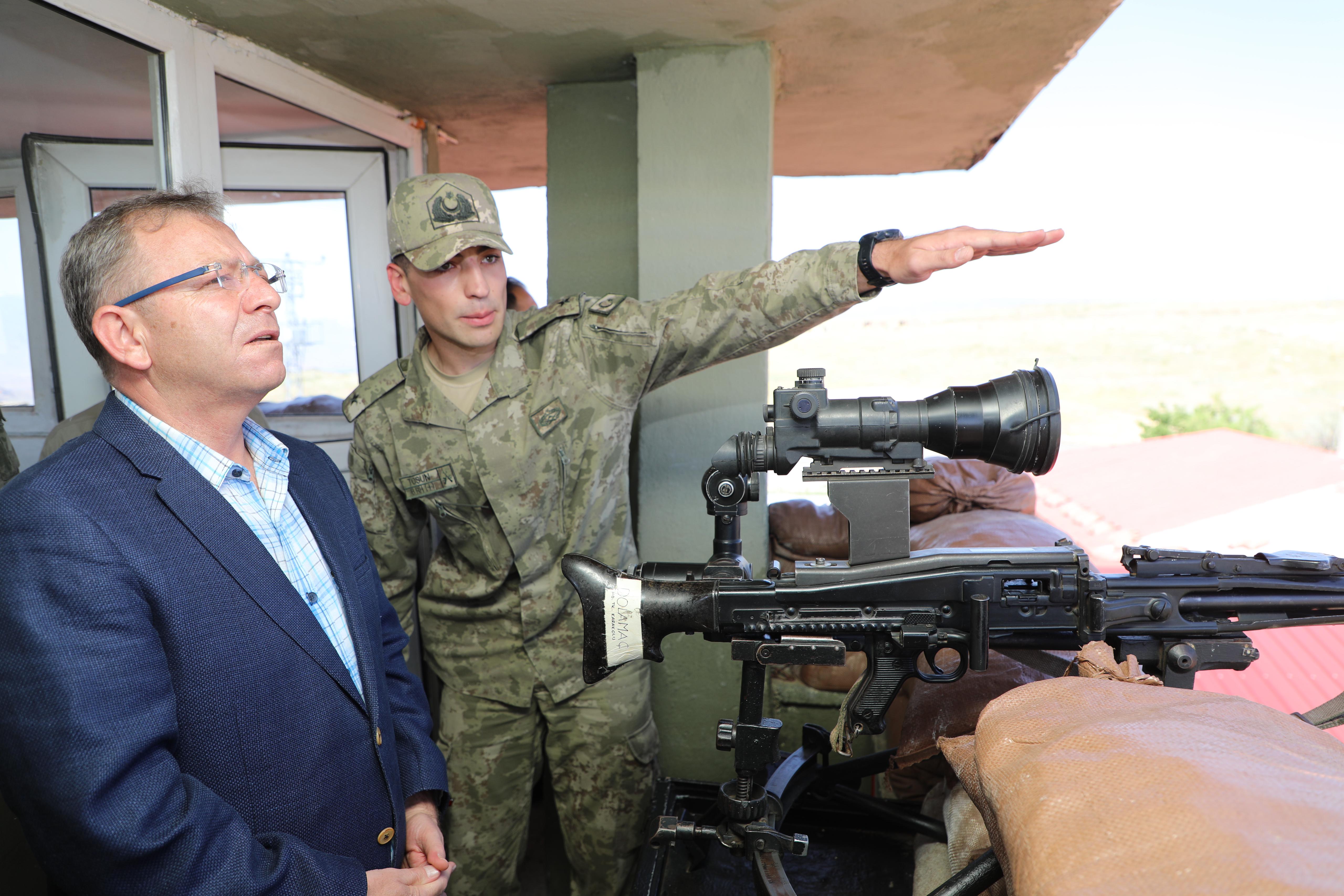 Vali Polat, üs bölgelerindeki Mehmetçik’le bayramlaştı