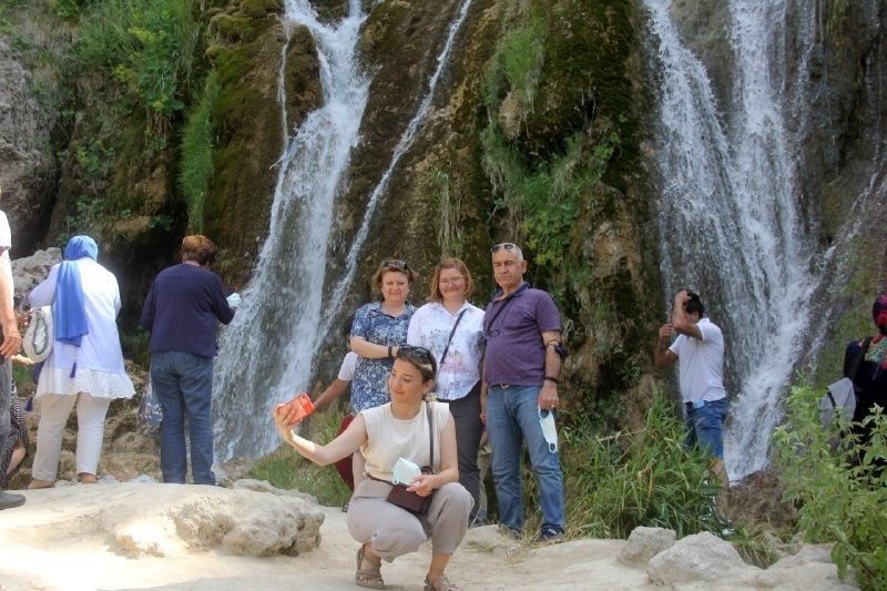 Girlevik Şelalesi bayramda da vatandaşların uğrak yeri oldu