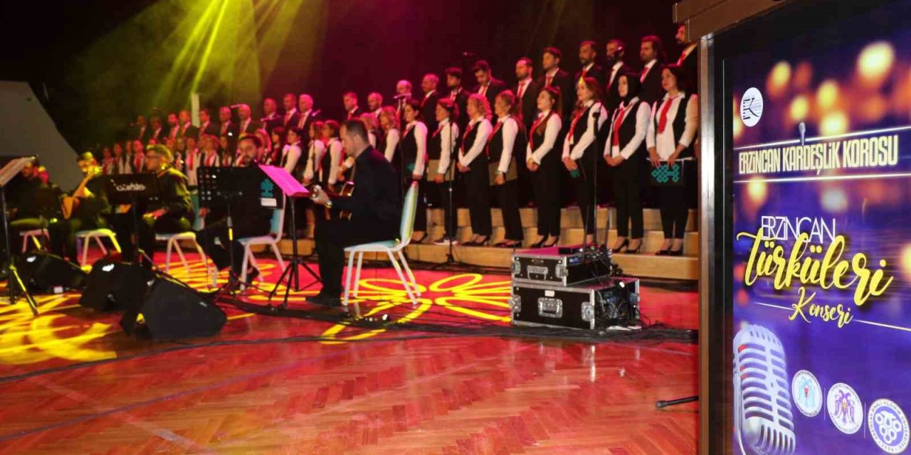 Erzincan’da farklı meslek gruplarından insanların bir araya geldiği “Kardeşlik Korosu” ilk konserini verdi