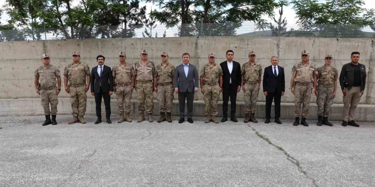 Validen görev başındaki personele bayram ziyareti