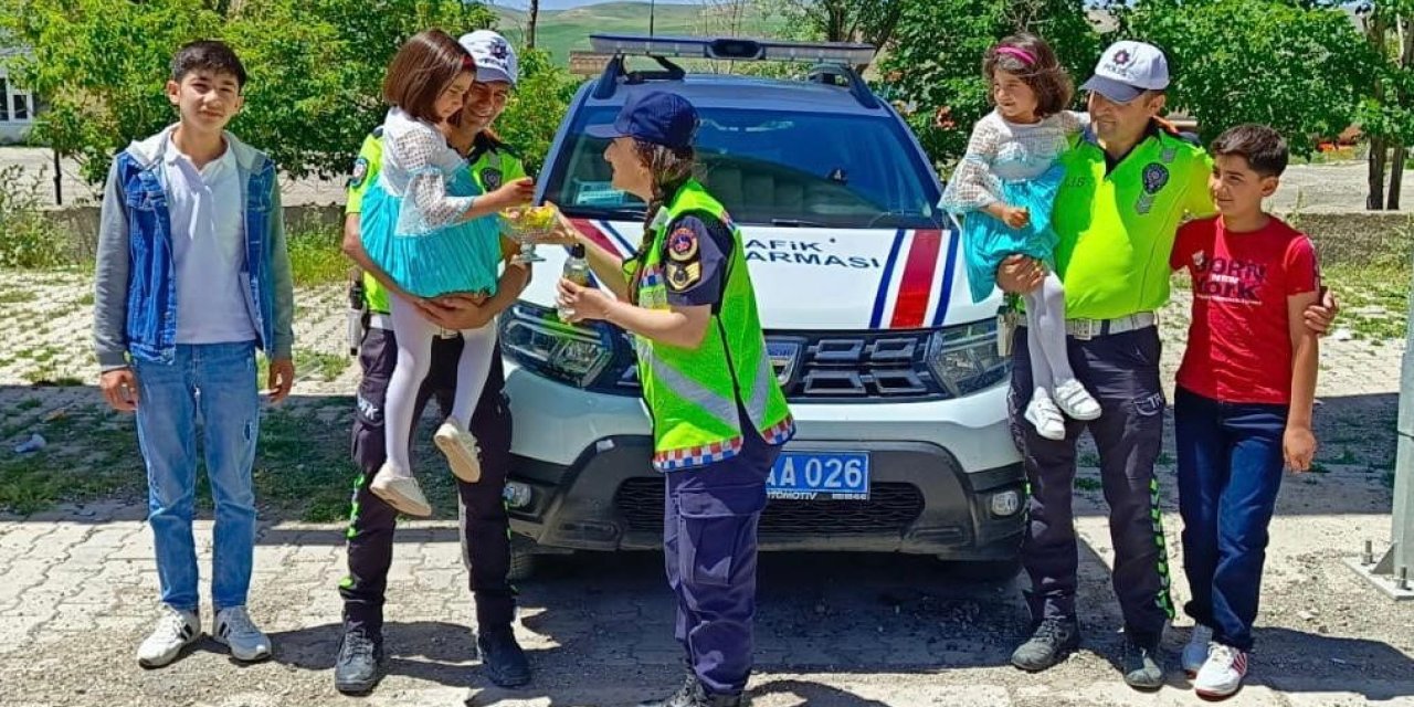 Ağrı’da jandarmadan bayram trafiğinde çocuklara çikolatalı sürpriz