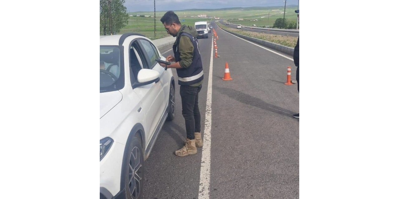 Kars’ta trafik uygulamaları sürüyor