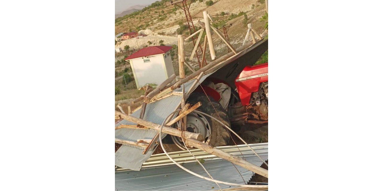 Elazığ’da fırtına evin çatısını uçurdu