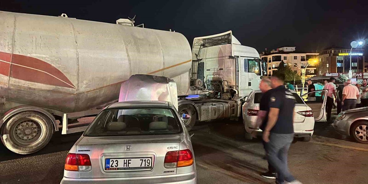 Elazığ’da tankerle iki otomobil çarpıştı: 2 yaralı