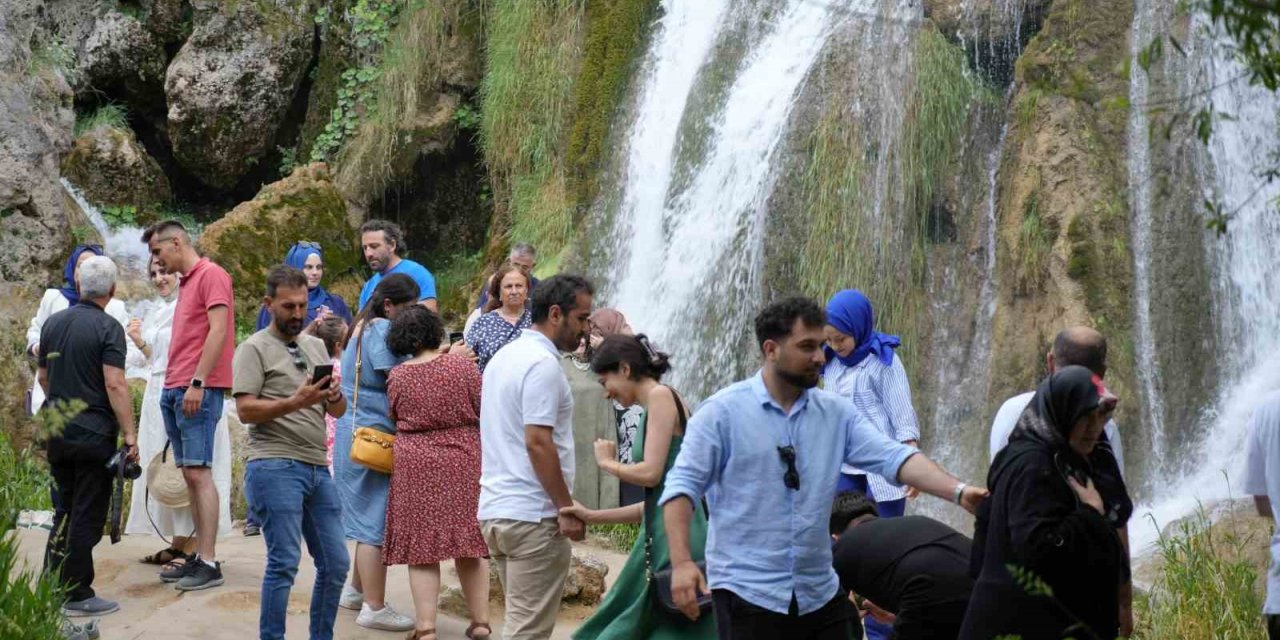 Sıcaktan bunalanlar Girlevik Şelalesi’nde serinliyor