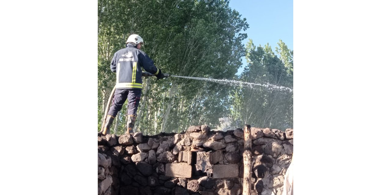 Özalp’te ahır, tandır evi ve odunluk yangını