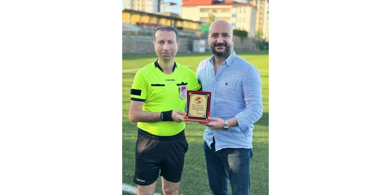 Elazığ futbolunda jübile yapan iki hakeme plaket takdimi