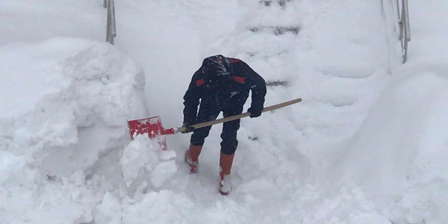 Sarıkamış kara teslim oldu, tırlar yolda kaldı