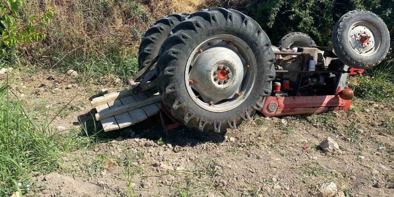 Kontrolden çıkan traktör devrildi: 4 yaralı