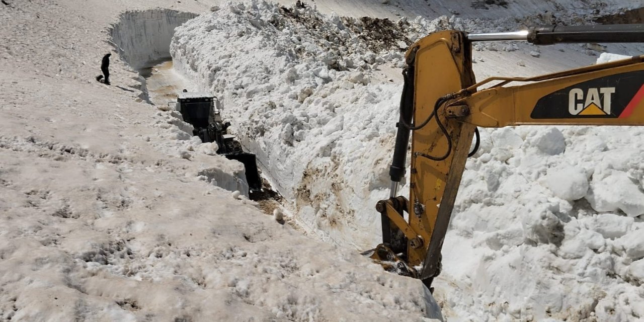 Haziran ayında 8 metreyi bulan karda yol açma çalışması