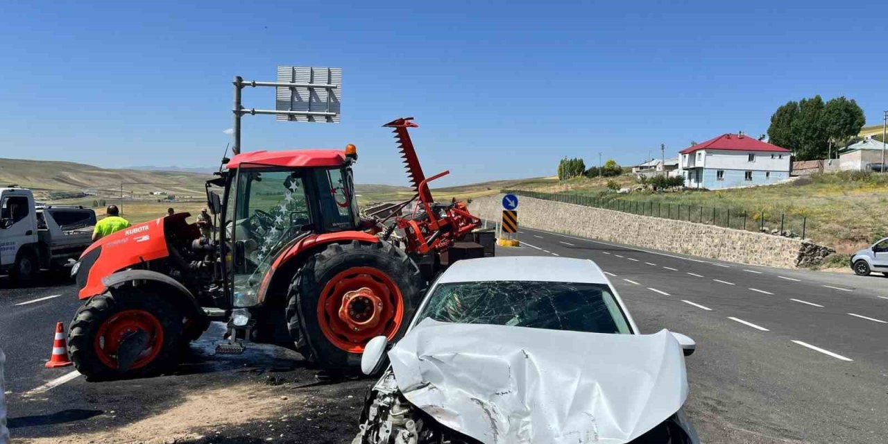 Ağrı’da yola atlayan traktör kazaya neden oldu