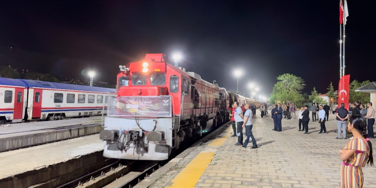 Turistik Tatvan Treni’nin ilk yolcuları Tatvan’a vardı