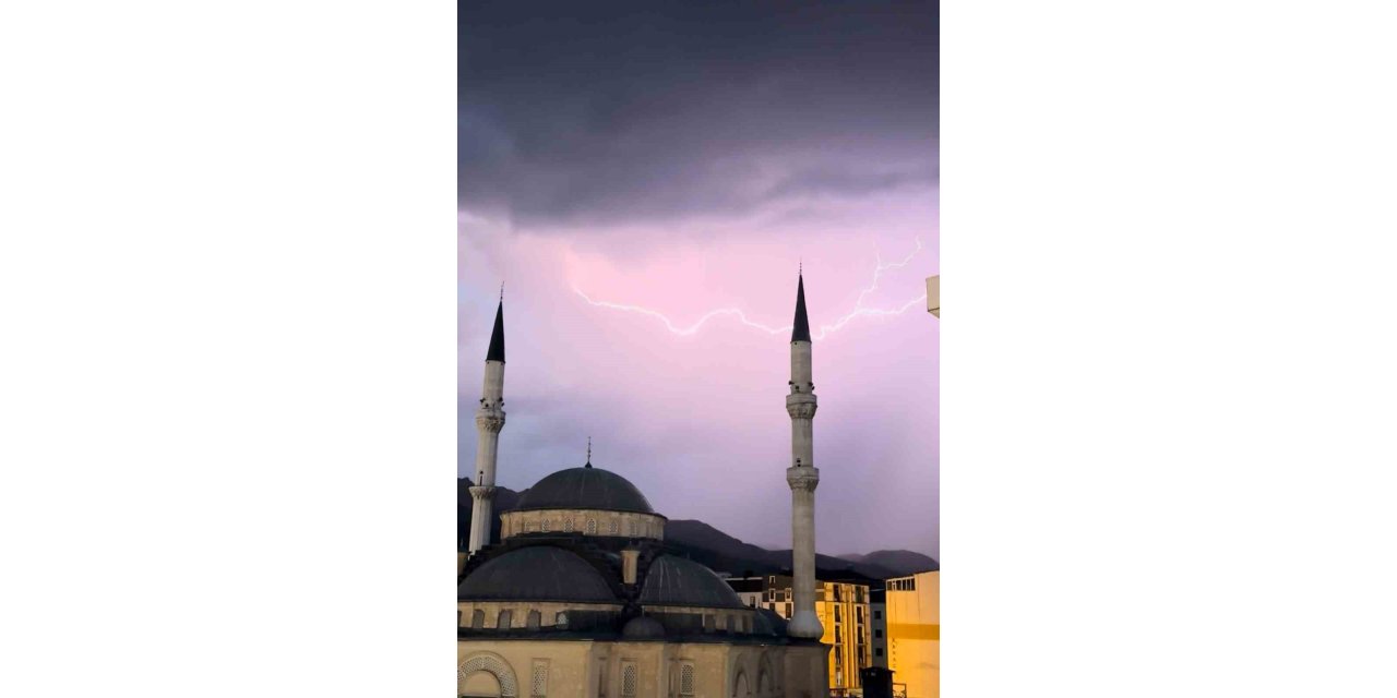 Yüksekova’da cami minareleri arkasında çakan şimşeklerden görsel şölen