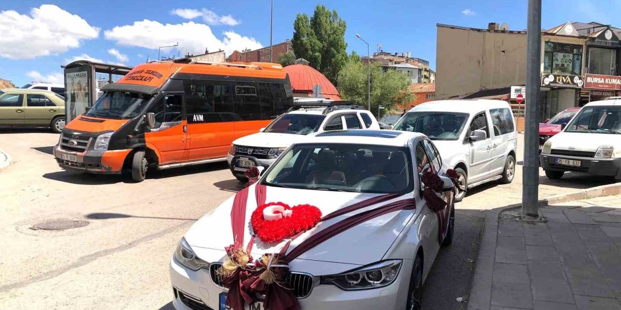 Erzurum’da gelin arabalarında ay-yıldız sevgisi